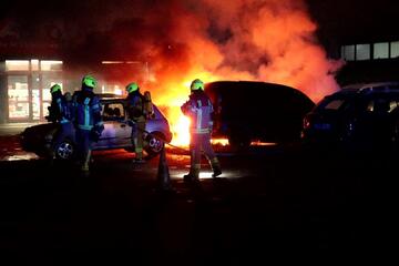 Berlin: Feuerwehreinsatz in Neukölln: Autos stehen auf ATU-Gelände in Flammen