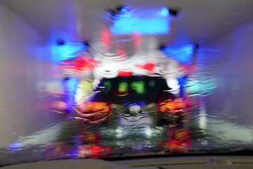 Drama an Tankstelle: Frau in Autowaschanlage eingequetscht!