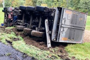 Holzhackschnitzel-Lkw kippt um, Fahrer verletzt