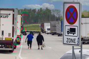 München: Lkw-Chaos auf Autobahnen: ADAC schlägt Alarm – jede zweite Raststätte lebensgefährlich!