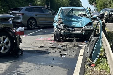 Vier Autos krachen auf B57 zusammen: Zwei Schwerverletzte