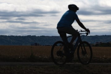Radfahrerin von Kleintransporter erfasst: Frau stirbt im Krankenhaus