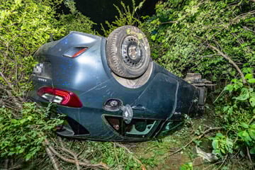 Schwerer Crash auf Bundesstraße: Kia überschlägt sich im Kreisverkehr