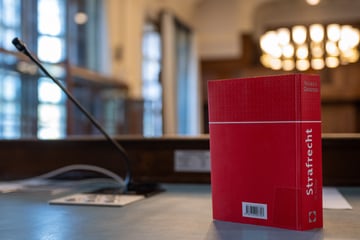 Berlin: Vater im Schlaf mit Hammer und Messer getötet: Sohn muss für zehn Jahre in Haft