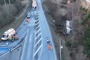 Reisebus mit Schulkindern stürzt Hang hinunter: Autobahnabfahrt wieder frei