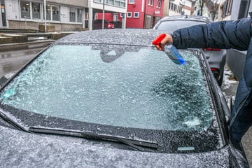Wegen vereister Scheibe? Autofahrer erfasst Familie mit Kind in Leipzig