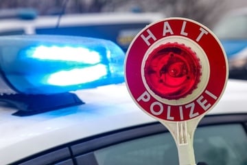 Hyundai-Fahrer überholt rechts und zu schnell Zivilstreife auf A72