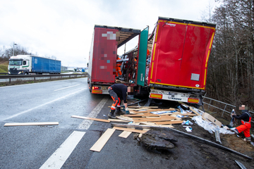 Unfall A72: Laminat-Laster verunglückt auf A72: Vollsperrung und 120.000 Euro Schaden