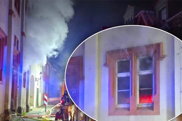 Wohnhaus brennt, Bewohner eingeschlossen: 13 Personen verletzt, darunter auch Feuerwehrleute