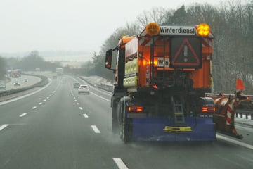 Winterdienst im Einsatz: Darf hier überholt werden?