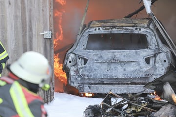 Mercedes brennt in Garage: Einsatzkräfte äußern Vermutung zu Brandursache