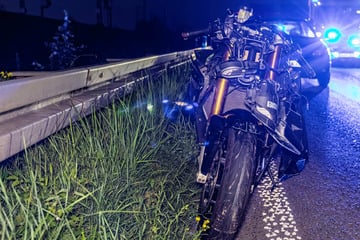 Unfall A3: Bikerin (19) liefert sich Verfolgungsjagd mit Polizei und kracht in Auto