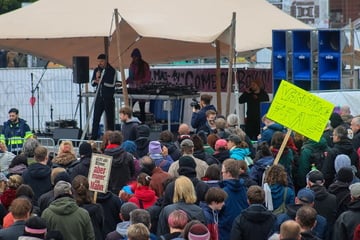 "Menschlich statt männlich": Zahlreiche Demonstrierende setzen Zeichen am Vatertag