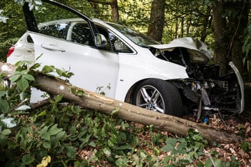 Frau kommt mit BMW von Straße ab und kracht gegen Baum: Schutzengel leistet offenbar gute Arbeit