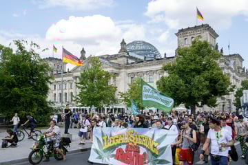 Obwohl legalisiert: Hier ziehen Kiffer für Cannabis-Legalisierung durch Berlin