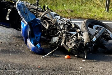 Biker (†63) gerät in Gegenverkehr und kracht frontal gegen Lastwagen