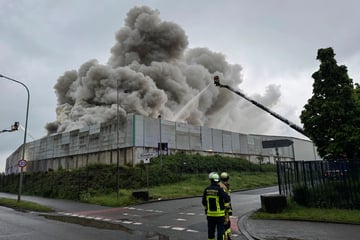 Feuer in Krefelder Entsorgungsbetrieb: Brand im Rheinhafen nach Stunden gelöscht