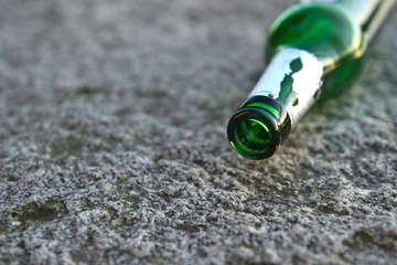Mann mit Flasche bewusstlos geschlagen: Wer kann Hinweise zum Täter liefern?