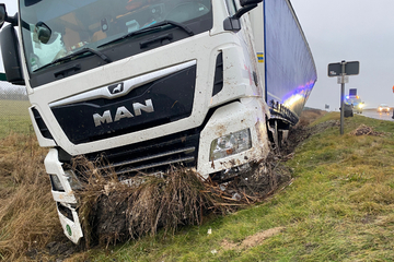 Unfall A4: Lkw-Fahrer schläft mitten auf der A4 ein und landet im Graben