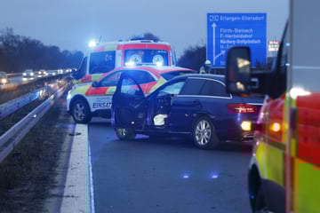 Unfall A73: A73 stundenlang gesperrt: Notfall am Steuer, Mercedes kracht gegen Leitplanke