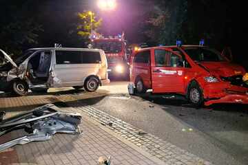 VW-Transporter kracht mit Feuerwehr zusammen: Fünf Verletzte