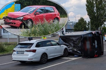 Rote Ampel übersehen: Zwei Verletzte nach schwerem Unfall am Paunsdorf Center