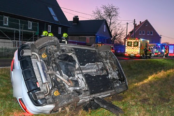 Unfall in Mittelsachsen: Auto kommt von Fahrbahn ab und überschlägt sich