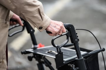 Leipzig: Rollator-Fahrer in Leipzig überfallen: Angreifer hauen mit Geld und Einkäufen ab