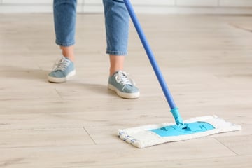 Machst Du es zu selten? So oft solltest Du Deinen Boden wischen