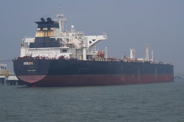 Tanker mit russischem Öl bleibt vor Rügen liegen: Schlepper im Einsatz