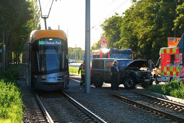 Auto und Straßenbahn krachen im Westen von Leipzig zusammen
