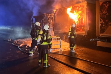 Unfall A14: Vollsperrung auf A14: Lastwagen brennt komplett aus