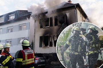 Erst brennt es im Erdgeschoss, dann im ganzen Gebäude: Einfamilienhaus in Flammen!