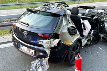 Unfall A6: Laster zieht auf linke Spur: Opel-Fahrer kracht bei Ausweichmanöver in stehenden Lkw!