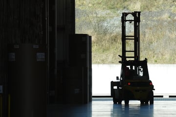 Betrunkener klaut Gabelstapler und brettert durch Naturschutzgebiet - Passanten greifen ein