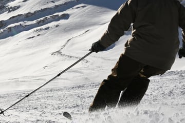 Skiausflug Kostet Mann Fast Das Leben: 65-Jähriger Schlägt Mit Kopf Hart Aufis Auf