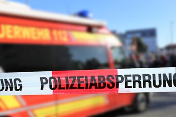 Bungalow steht in Vollbrand: Feuerwehr findet tote Person in den Trümmern
