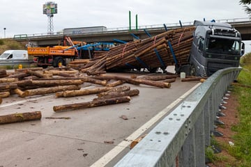 Unfall A9: Sperrung auf A9 bei Leipzig! Lkw-Anhänger kippt um, Holz auf Autobahn verteilt