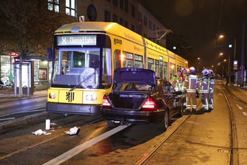 Junge Männer von Mercedes erfasst: Polizei sucht Zeugen nach Unfall in Pieschen