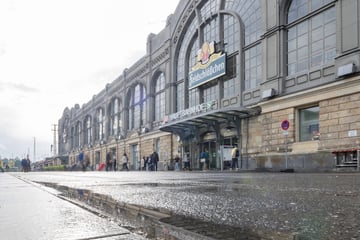 Dresden: Mann beleidigt Fahrgäste und zieht sich aus: 38-Jähriger außer Rand und Band!