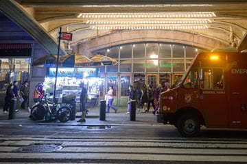 Mann hält sich für Teufel und attackiert Menschen an U-Bahn-Station: Als die Polizei kommt, fallen tödliche Schüsse