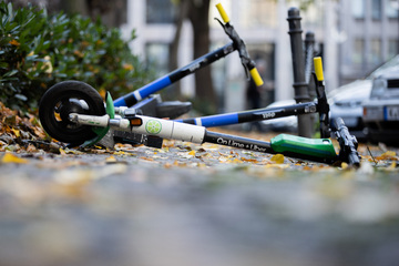 Unfälle häufen sich: Kölner Polizei und E-Scooter-Firmen planen Fortbildung der besonderen Art