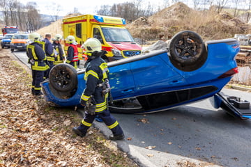 Vollsperrung nach Unfall im Erzgebirge: Ford überschlägt sich
