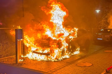 Leipzig: Schon wieder E-Autos in Flammen: Kriminaltechnik klärt Umstände