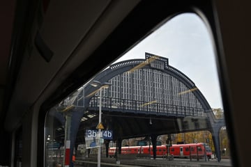 "Kleines Geschäft" hat teure Folgen: Mann uriniert an Fassade von Bahnhof in Gera