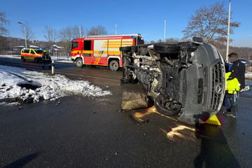 Transporter kommt von Fahrbahn ab und landet auf der Seite: Fahrer schwer verletzt