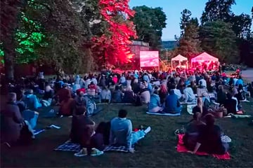 Stuttgart: Nostalgie pur: Freiluftkino in Stuttgart zeigt analoge Filmklassiker im Park