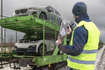 Leipzig: Hinter dem Leipziger BMW-Werk: Anschlag auf Zug mit Neuwagen