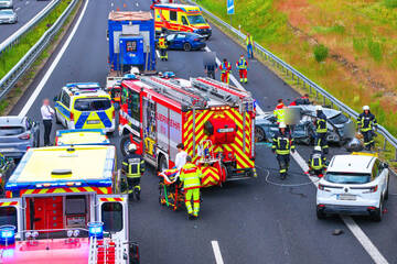 Unfall A: Heftiger Crash auf A10: Drei Verletzte, Feuerwehr muss Toyota aufschneiden