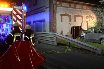 Auto kracht in Scheune und hinterlässt riesiges Loch - Drei Verletzte, Fahrer flüchtet